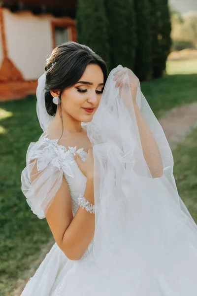 Schöne Braut Einem Modischen Brautkleid Auf Einem Natürlichen Hintergrund Park — Stockfoto