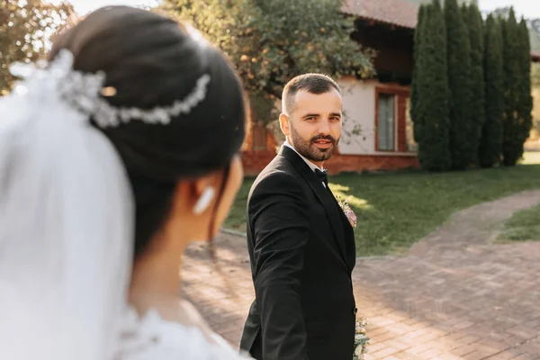 Sposo Conduce Sposa Mano Durante Tramonto — Foto Stock