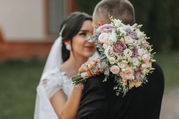 Portrait Happy Newlywed Wife Husband Hugging Outdoors Enjoying Wedding Bouquet — Stock Photo, Image