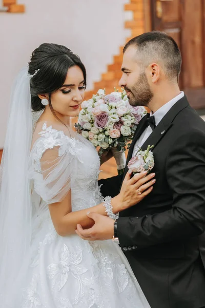 Portrét Šťastné Novomanželky Manžela Objímající Venku Užívající Svatební Kytici Bílých — Stock fotografie