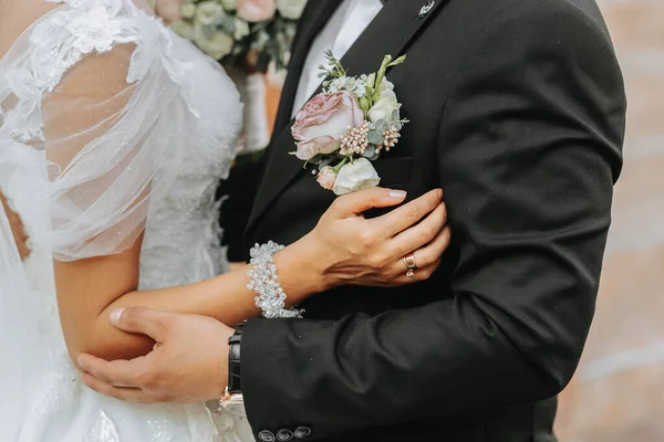 ハッピーな新婚妻と夫の肖像画が屋外で抱擁し 白いバラの結婚式の花束を楽しんでいる 二人の若い人の心情 真の愛という概念 — ストック写真