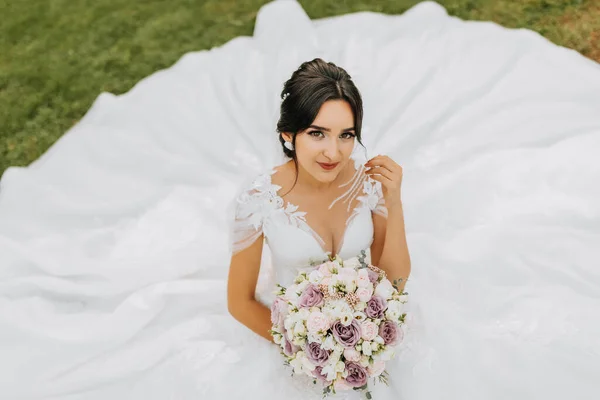 Retrato Noiva Vestido Branco Com Véu Cabeça Maquiagem Casamento Profissional — Fotografia de Stock