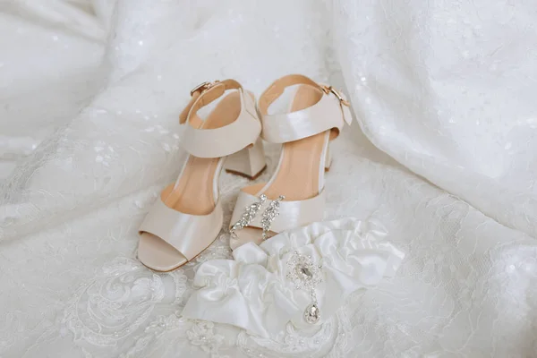 Ιδέα Του Γάμου Παπούτσια Νύφης Και Πέπλο Καλτσοδέτα Της Νύφης — Φωτογραφία Αρχείου