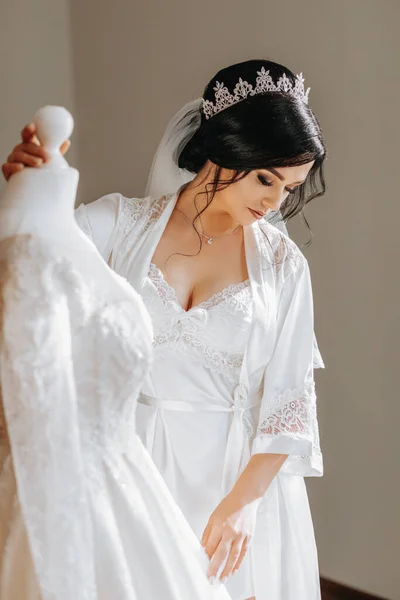 Uma Noiva Feliz Está Preparando Para Seu Casamento Luxo Quarto — Fotografia de Stock