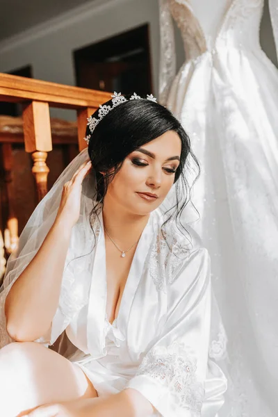 Eine Glückliche Braut Bereitet Sich Einem Hotelzimmer Auf Ihre Luxushochzeit — Stockfoto