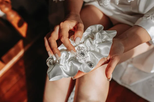 Die Braut Weißen Gewand Hält Ein Strumpfband Ihren Händen Zarter — Stockfoto