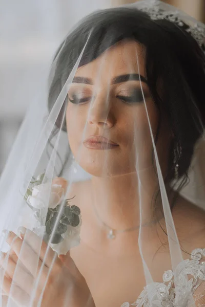 Pengantin Wanita Memegang Boutonniere Tangannya Bunga Pernikahan Seorang Wanita Mewah — Stok Foto