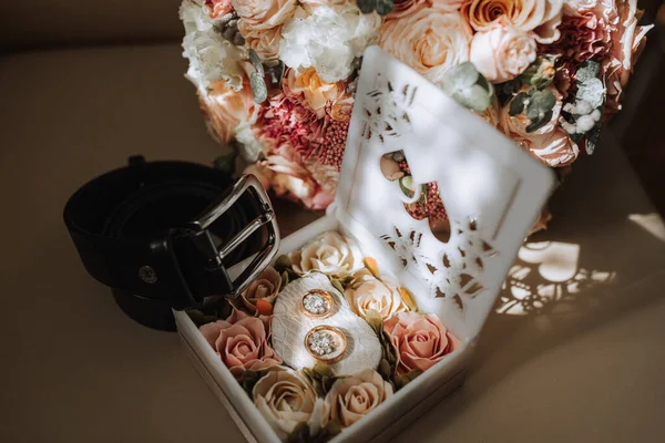 꽃으로 꾸며진 상자에 남자의 신랑의 세부사항 — 스톡 사진