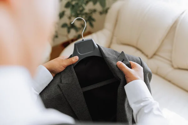 Чоловік Тримає Чорну Куртку Вішалці Руках Наречений Готується Весільної Церемонії — стокове фото