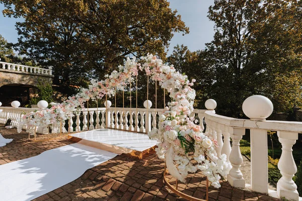 Modern Szertartás Európai Stílusban Esküvői Rózsákkal Erdő Hátterében Friss Virágokból — Stock Fotó