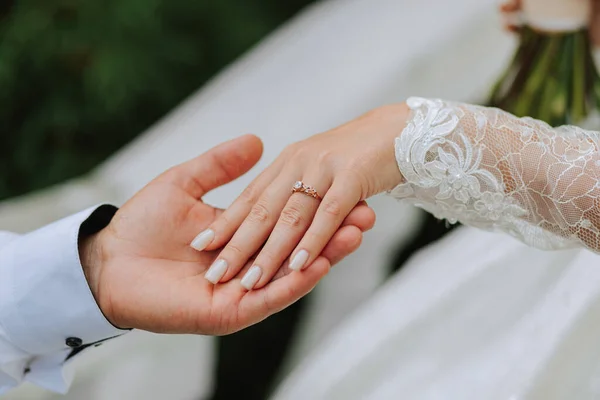 Close Mão Noivo Segurando Wirst Concurso Noiva — Fotografia de Stock