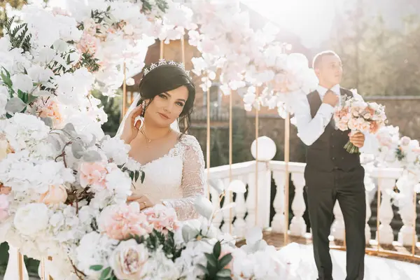 Glückliche Braut Und Bräutigam Posieren Bei Der Trauung Der Hochzeitsbogen — Stockfoto