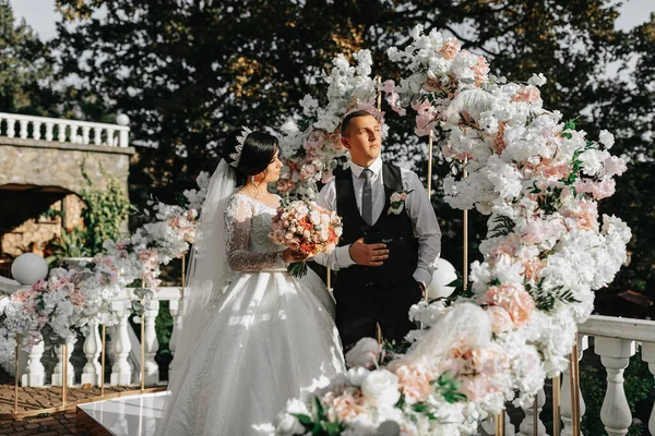 Glückliche Braut Und Bräutigam Posieren Bei Der Trauung Der Hochzeitsbogen — Stockfoto
