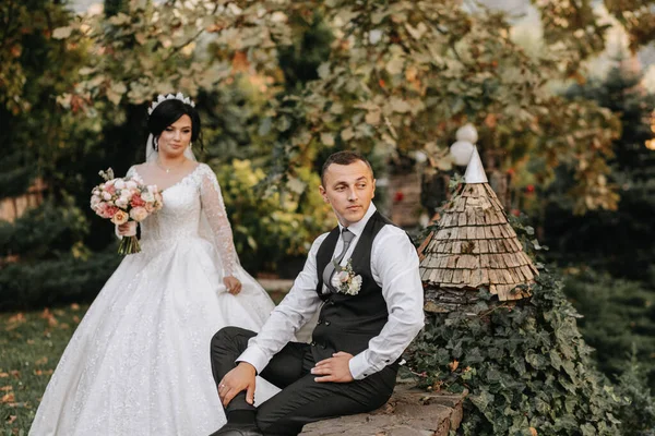 아내와 야외에서 그들의 결혼식 즐기는 젊은이의 진심어린 진정한 사랑의 — 스톡 사진