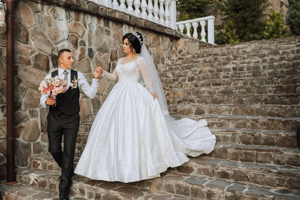 Eine Schöne Braut Schicken Brautkleid Und Ein Eleganter Bräutigam Stehen — Stockfoto