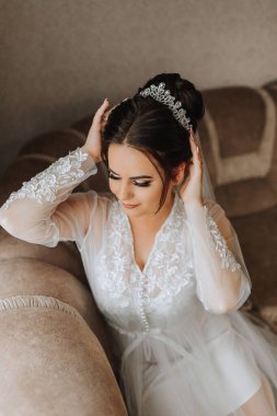 Odasında stüdyo ışığı olan gelinin portresi. Harika saç ve makyaj. Gelinin sabahı. Düğün hazırlıkları.