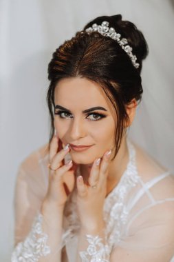 Odasında stüdyo ışığı olan gelinin portresi. Harika saç ve makyaj. Gelinin sabahı. Düğün hazırlıkları.