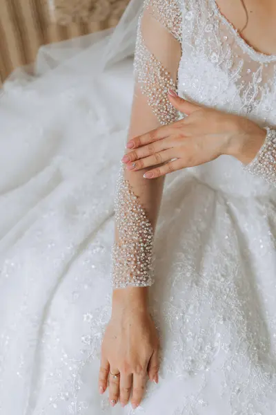 신부는 아침에 입는다 세련된 무성한 드레스 스타일 메이크업과 그녀의 머리에 — 스톡 사진