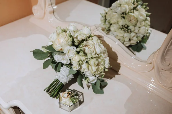 一束带倒影的白色玫瑰在镜子旁边举行的婚礼 玻璃盒中的结婚戒指 — 图库照片