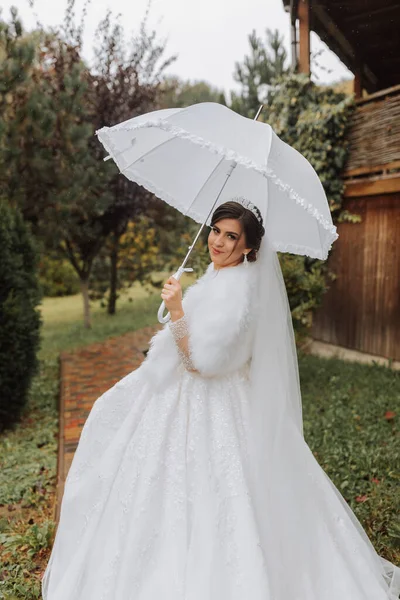 Schöne Stilvolle Braut Mit Weißem Regenschirm Spaziergänge Regen Park Hochzeitsfotosession — Stockfoto