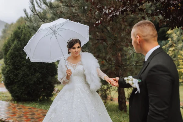 Невеста Белым Зонтиком Прогулки Дождём Парке Свадебная Фотосессия Дождем Модель — стоковое фото