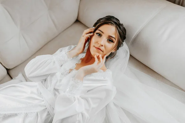 Eine Schöne Braut Liegt Auf Einem Modernen Sofa Einem Weißen — Stockfoto