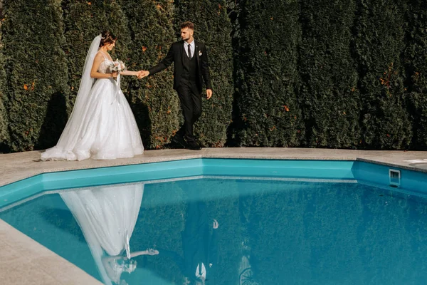 Счастливая Свадебная Пара Гуляет Возле Бассейна Открытым Небом Жених Невеста — стоковое фото