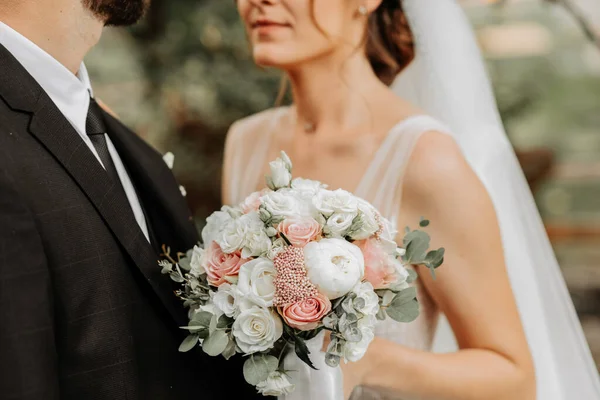 Букет Цветов Крупным Планом Руках Жениха Невесты — стоковое фото