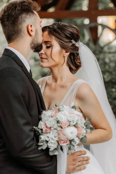 Wunderschöne Elegante Luxuriöse Braut Mit Schleier Der Wind Weht Und — Stockfoto