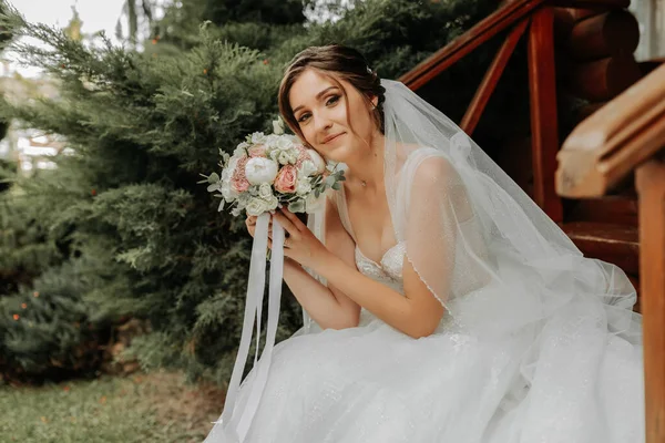 Schöne Braut Einem Modischen Brautkleid Auf Einem Natürlichen Hintergrund Park — Stockfoto