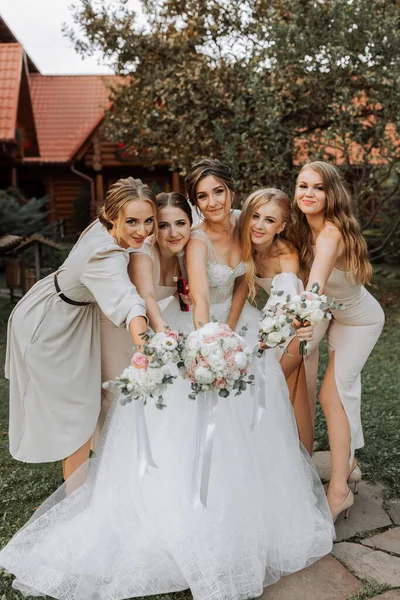 同一のドレスで美しい女性のグループは笑顔で お祝いし 一緒に楽しんでいます 花嫁の友人は 自然の中で花嫁と一緒に結婚式を祝います — ストック写真