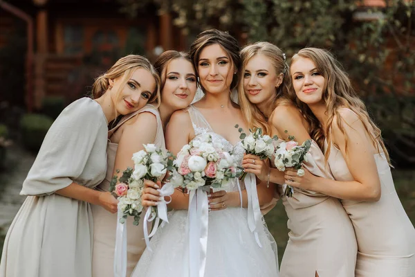Grupo Mulheres Bonitas Vestidos Idênticos Sorrindo Comemorando Divertindo Juntos Amigos — Fotografia de Stock