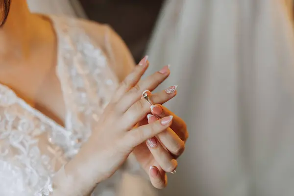 Красивая Элегантная Невеста Надевает Золотое Кольцо Палец Крупным Планом Девушка — стоковое фото