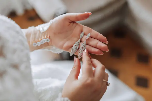 Bruid Houdt Haar Handen Vast Laat Haar Oorbellen Zien Met — Stockfoto