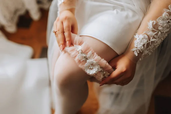 Die Braut Weißer Robe Trägt Ein Beiges Strumpfband Bein Zarter — Stockfoto
