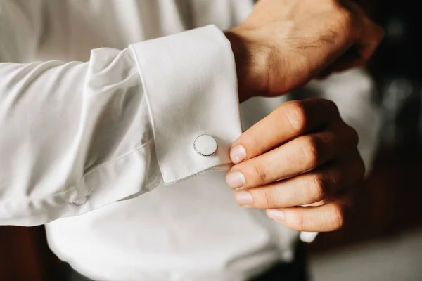 グロムは大きなプロンで結婚式のレセプションで袖口を締める その男は白いシャツを着ている グロムは結婚式の準備をしている — ストック写真