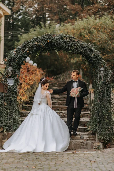 Счастливая Пара Стильных Молодоженов Зеленом Парке Осенним Днем Невеста Длинном — стоковое фото