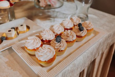 Lezzetli bir düğün. Çikolata ve çeşitli çikolatalar. Kutlama konsepti. Modaya uygun tatlılar. Şekerli masa, şekerli..