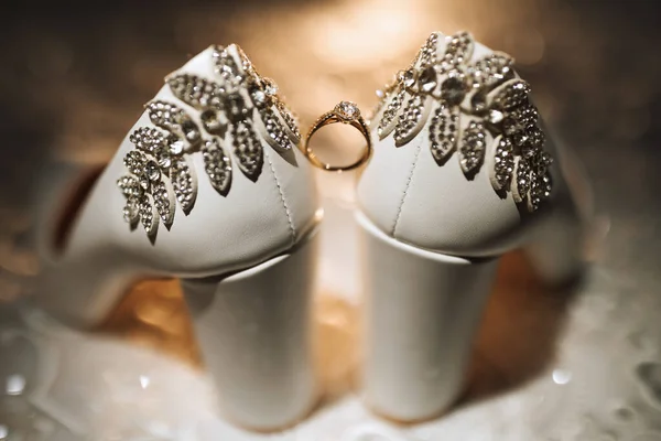 白色优雅的鞋子 钻石戒指镶嵌在一双经典的婚礼鞋之间 婚纱照 — 图库照片