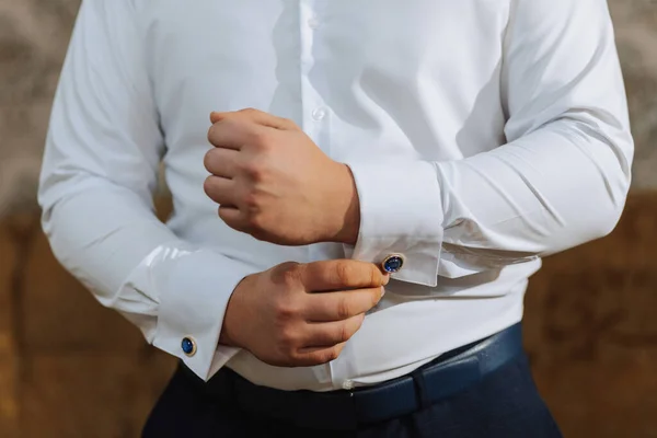 一个男人在家里的特写 扣着他的衬衫 新郎正在准备婚礼 那个男人穿着一件白衬衫 时髦的新郎 — 图库照片