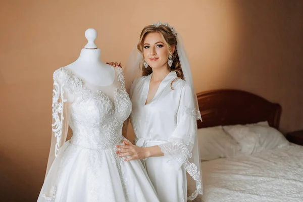 Uma Noiva Feliz Está Preparando Para Seu Casamento Luxuoso Casa — Fotografia de Stock