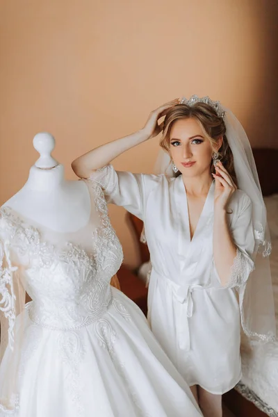 Uma Noiva Feliz Está Preparando Para Seu Casamento Luxuoso Casa — Fotografia de Stock