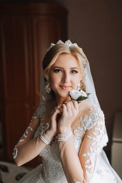 Невеста Держит Руках Бутоньерку Свадебные Цветы Роскошная Женщина Наслаждается Своим — стоковое фото