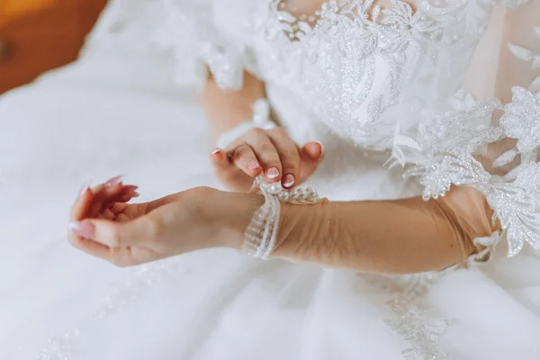 スリーブのウェディングドレス 花嫁は結婚式の準備をしている ドレスの袖のボタンを締める — ストック写真
