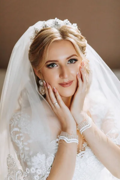 Красивая Улыбающаяся Блондинка Невеста Белом Платье Сидит Кровати Смотрит Камеру — стоковое фото