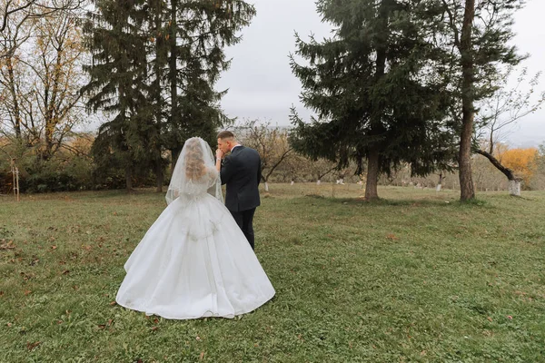 Gelukkig Stijlvol Paar Pasgetrouwden Het Groene Bos Een Herfstdag Bruid — Stockfoto