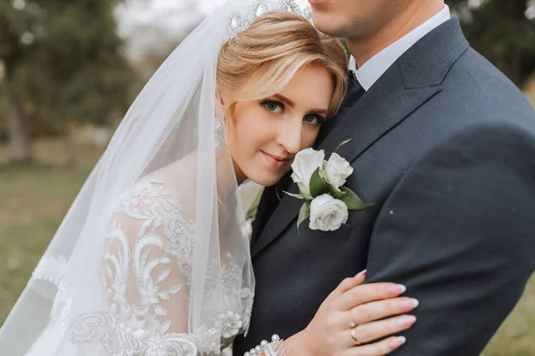 Portrait Elegant Wedding Couple Tenderly Embracing Forest Park Luxury Bride — Stock Photo, Image