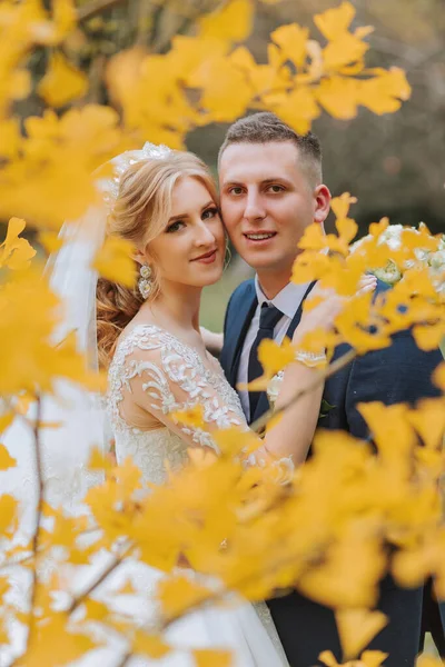 Sposo Sposa Nella Foresta Autunnale Cerimonia Nuziale Vista Laterale Sposo — Foto Stock