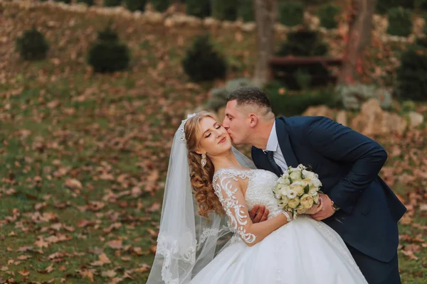 Portrait Couple Mariage Élégant Embrassant Tendrement Dans Une Forêt Parc — Photo