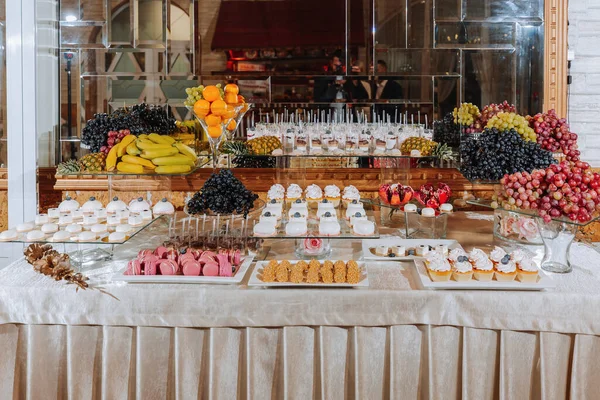おいしい結婚式でした さまざまなチョコレートのキャンディバー フルーツテーブル お祝いのコンセプト ファッショナブルデザート スイーツ キャンディー付きのテーブル — ストック写真